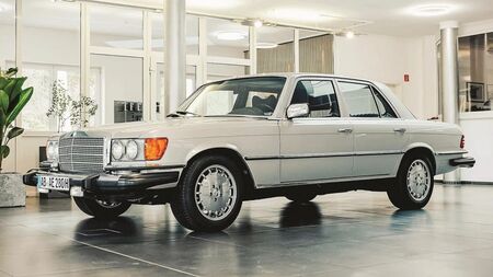 Mercedes 280 SE - колата, в която се вози Първата дама