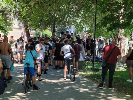 Стотина GenZ-та протесират ареста на Стоян Колев в Пазарджик (СНИМКИ)
