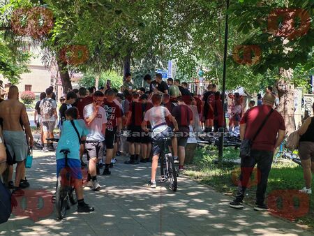 Стотина GenZ-та протесират ареста на Стоян Колев в Пазарджик (СНИМКИ)