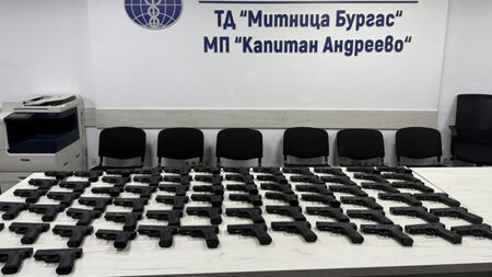 73 бойни пистолета откриха в камион на „Капитан Андреево“