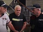 Енчо Динев бе докаран с белезници в съда. Магистратите решават дали да го оставят за постоянно в ареста