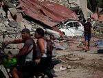 Хиляди хора остават под руините на призрачния град. Близките им ровят с ръце отломките, за да ги спасят