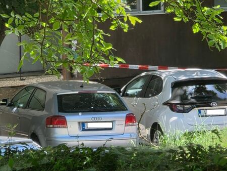 Мъж скочи от терасата си в бургаски жк "Зорница", падна върху Ауди (СНИМКИ)
