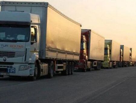 Спират тировете по магистралата заради жегата