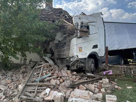 Шофьор на тир не успя да вземе завоя и се заби тир в къща