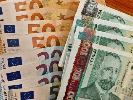 От днес банките спират безплатната обмяна на левове, въвеждат такси