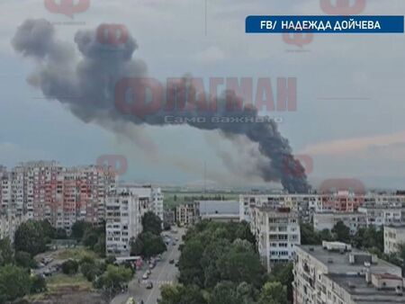 Огнен ад в София: Металните халета на „Екобулпак“ провиснаха от жегата, сухи хидранти спъват огнеборците