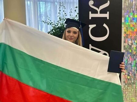 Д-р Веляна Господинова от Айтос получи лекарска диплома в народна носия с българското знаме
