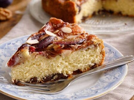 Вкусова експлозия: Сочен домашен сладкиш със сини сливи, черен шоколад и орехи
