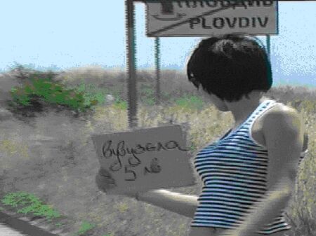 Ченгета опитаха да арестуват проститутка на работното й място, тя скочи на бой