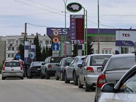 Пет километра опашки за бензин в Русия, шофьори чакат с дни
