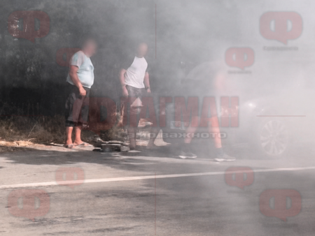 На косъм от трагедия: Кола пламна в движение край Ропотамо, шофьорът в огнен капан