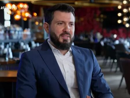 От столичния бохем до всеотдайния баща: Мартин Елвиса показа порасналите си красиви дъщери