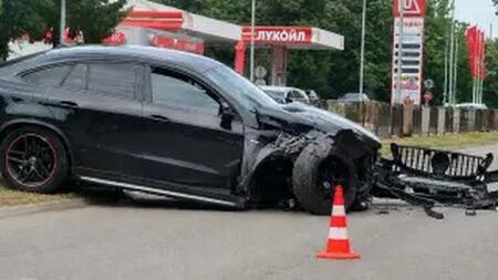 Известен неврохирург катастрофира тежко, прилоша му зад волана