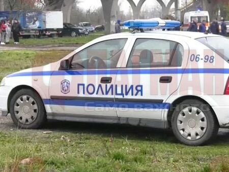 Машинистът е направил всичко възможно да спре влака, но това е било невъзможно. Жената е издъхнала на място. До влака има полицейски патрулки с пуснати сигнални светлини