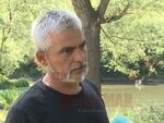 Гмуркачът, участвал в спасителната акция показва къде е намерено тялото на едно от децата. На повърхността реката е спокойна, но всеки, който влезе там, рискува живота си