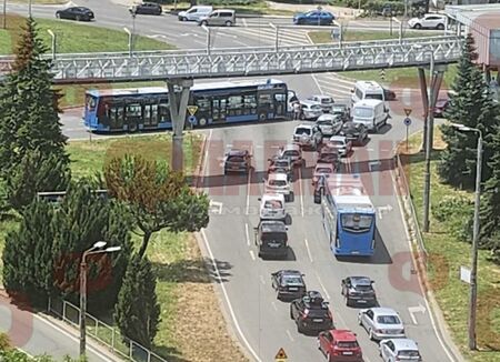 Автобус и кола се помляха на кръговото на „Мираж“, парализираха движението (СНИМКИ)
