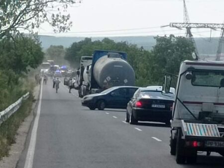 Изпреварване на изпреварването: БМВ, Ситрон и камион се помляха при нелеп шофьорски гаф край Руен, щетите са за €85 000
