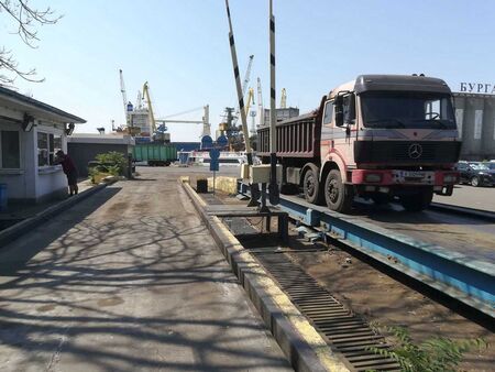Претоварени камиони не се допускат да излизат от „Пристанище Бургас“ ЕАД