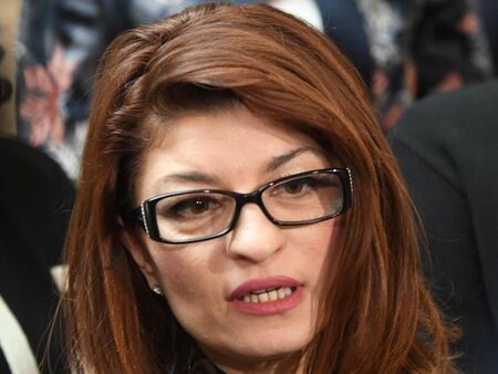 Десислава Атанасова извади официална справка от Истанбул, за да обори Демерджиев за полетите с Пеевски