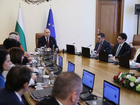 Радев: Наследихме плячкосана хазна, но социалните плащания са гарантирани
