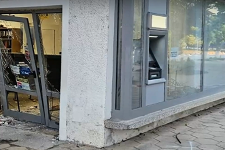 В деня на пенсиите: Рецидивисти нахлуха с кола в банка! Но вместо с кеш се озоваха с белезници
