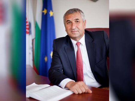 Признание за строителя на академичен Бургас: Държавата удостоява проф. д-р Петко Чобанов с най-високия си орден