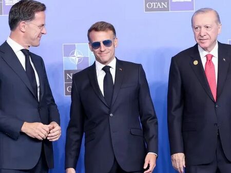 Не е модерно, но защо Макрон продължава да носи слънчеви очила на закрито