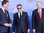 Не е модерно, но защо Макрон продължава да носи слънчеви очила на закрито
