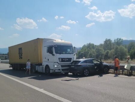 Пиян софиянец с 1,59 промила се заби в ТИР край Симитли (СНИМКА)