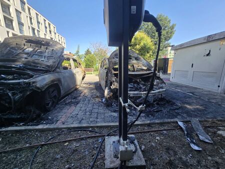 Електрически автомобил пламна докато се зарежда в затворен комплекс на бургаския кв. Сарафово (СНИМКИ)