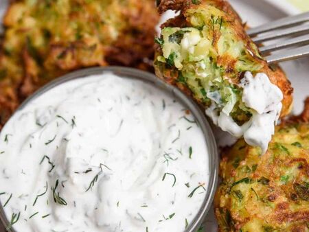 Вкусът на гръцкото лято: Хрупкави кюфтенца от тиквички с фета