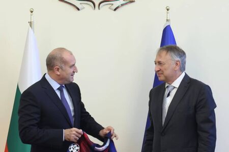 Радев бистри футбола с делегация на Барса