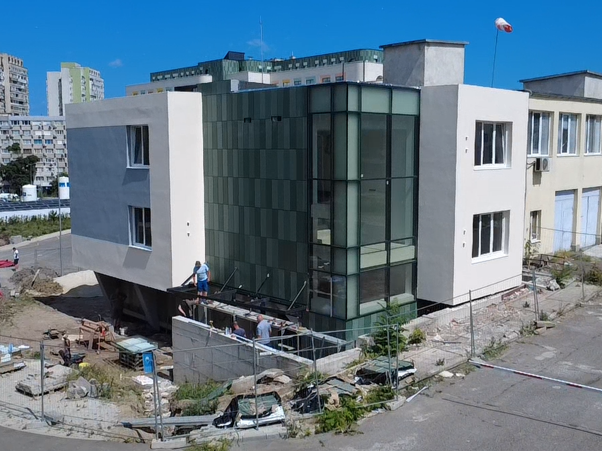Модерната триетажна сграда в ж к Зорница е с напълно