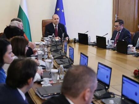 Радев за отсъствието от Коалицията на желаещите: В Париж бяхме за Макрон, не за неформални срещи