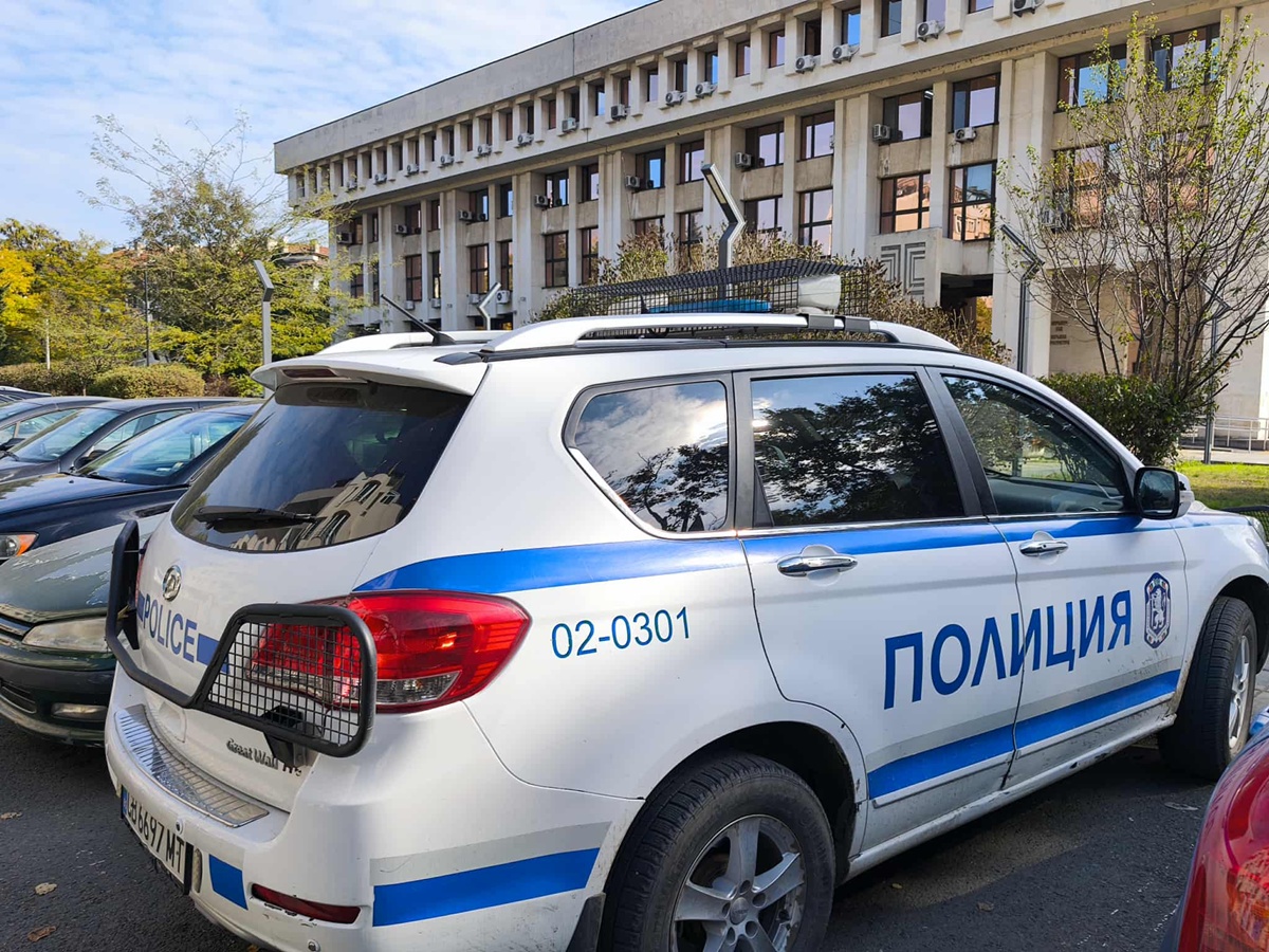 Опитен куриер и млад коафьор кривнаха от правия път Когато