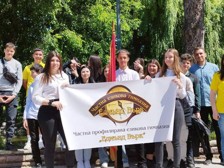 ЧЕГ „Едмънд Бърк“ в Бургас предлага ранна подготовка за медицина и изкуствен интелект на социална цена