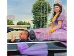 Младоженката пътува необезопасена. Дългият ѝ воал скри задния номер на колата.