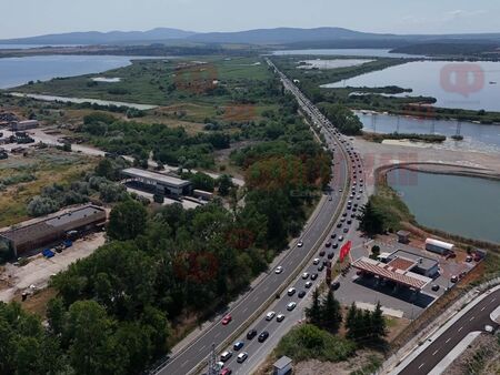 Две коли спряха движението на изхода на Бургас, колоната към Созопол стана километрична