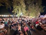 Мондиал 2026 би още един рекорд. За първи път след 22:00 часа в Бургас се събира такава публика. Много от футболните запалянковци са седнали на паветата във фен зоната