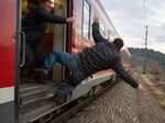 Българин изхвърча от влак със 120 км/ч след жесток побой с пътник