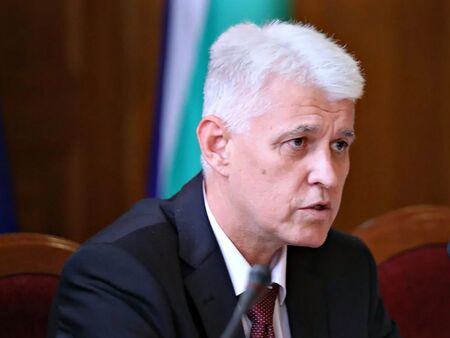 Военният министър: Нито губим суверенитет, нито допускаме нападателни оръжия в Безмер