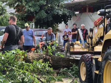 Пет екипа разчистват Приморско след урагана, вятърът отнесе и соларни панели