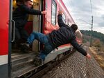 Българинът, паднал от движещ се със 120 км/ч. влак в Германия, остава в медикаментозна кома