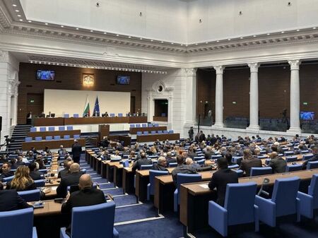 Парламентът решава днес съдбата на Бюджет 2026 след 13 часа спорове