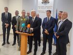 Решението за разполагане на американски самолети и до 250 военнослужещи в авиобаза „Безмер“ остава в сила, а първите машини се очакват през следващата седмица, обяви министърът на отбраната Димитър Стоянов след среща с кметовете на петте общини в Ямболска