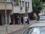 Полицаи претърсват апартамент на ул. "Патриарх Евтимий" №110. Има задържани