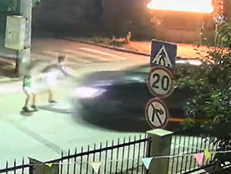 Шофьор удари общински съветник и 8-годишния му син на "зебра" (ВИДЕО 18+)