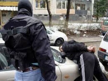 Пико под стелката и дрогиран зад волана: Двама арестувани в Поморие
