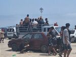 Обратният поток преминава границата със скорост до 150 души в минута, но десетки хиляди остават в автономния град